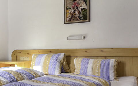 Schwaighof: Pavimentazione, Camera Da Letto, Bedding, Letto, Telaio Del Letto, Biancheria, Lenzuolo, Latifoglie, Materasso, Pavimento In Legno