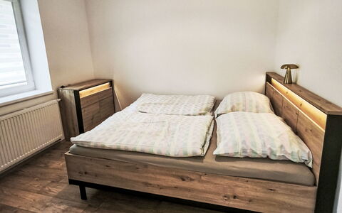 Aneta: Pavimentazione, Camera Da Letto, Bedding, Letto, Telaio Del Letto, Biancheria, Lenzuolo, Latifoglie, Materasso, Pavimento In Legno