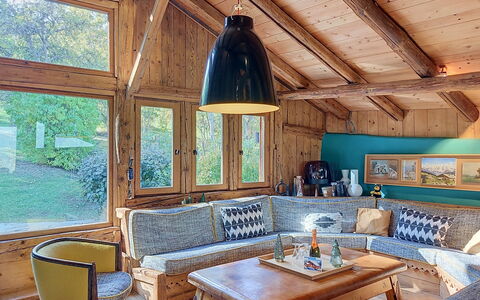 Le Hameau: Pavimentazione, Camera Da Letto, Bedding, Letto, Telaio Del Letto, Biancheria, Lenzuolo, Latifoglie, Materasso, Pavimento In Legno