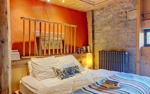 Le Hameau: Pavimentazione, Camera Da Letto, Bedding, Letto, Telaio Del Letto, Biancheria, Lenzuolo, Latifoglie, Materasso, Pavimento In Legno