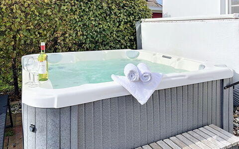 Moderne Zeiten: Vasca Da Bagno, Idraulico Fixture, Vasca Idromassaggio, Pianta Della Casa, Idraulico, Piscina, Vaso Di Fiori, Backyard, Deck