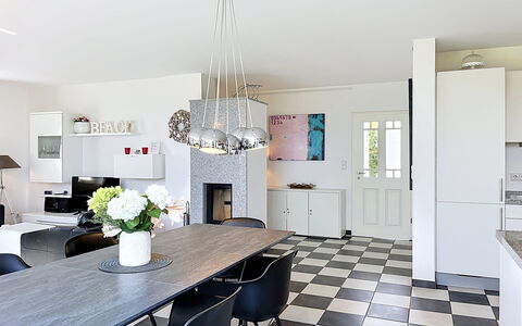 Moderne Zeiten: Mobilia, Interior Design, Pavimentazione, Lampada, Pavimento, Soffitto, Sedia, Illuminazione, Cucina, Lampadario