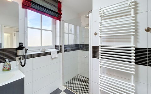 Moderne Zeiten: Idraulico Fixture, Pavimentazione, Interior Design, Bagno, Pavimento, Rubinetto, Idraulico, Lavello, Piastrella, Soffitto