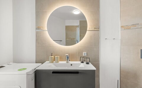 Tarm 689: Pavimentazione, Idraulico Fixture, Pavimento, Interior Design, Mobiletto Del Bagno, Lavello, Lavandino Del Bagno, Cabinetry, Rubinetto, Bagno