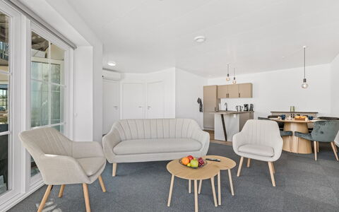 Alban - 50M to the Fjord: Mobilia, Interior Design, Pavimentazione, Pavimento, Legna, Soffitto, Soggiorno, Divano, Tavolo, Camera