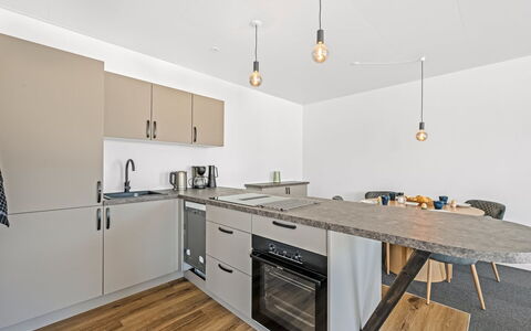 Alban - 50M to the Fjord: Pavimentazione, Mobilia, Interior Design, Controsoffitto, Legna, Cucina, Pavimento, Soffitto, Cabinetry, Pavimento In Legno
