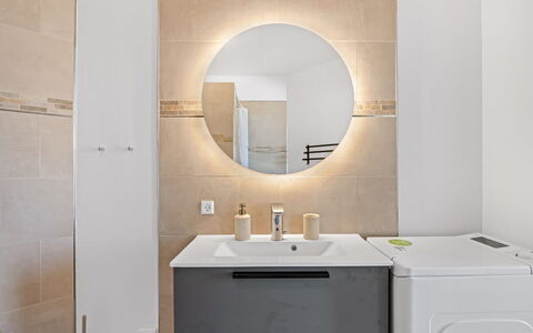 Alban - 50M to the Fjord: Interior Design, Pavimentazione, Parete, Pavimento, Idraulico Fixture, Mobiletto Del Bagno, Specchio, Mobilia, Cabinetry, Bagno