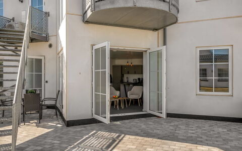 Alban - 50M to the Fjord: Pavimentazione, Pavimento, Porta, Materiale Composito, Calcestruzzo, Balcone, Corrimano, Porta A Casa, Le Scale, Cortile