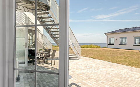 Apsolon - 50M to the Fjord: Materiale Composito, Pavimento, Porta, Deck, Balcone, Porta A Casa, Design, Illuminazione Diurna, Corrimano, Latifoglie