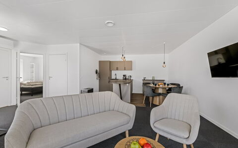Apsolon - 50M to the Fjord: Pavimentazione, Pavimento, Legna, Interior Design, Soffitto, Mobilia, Camera, Appartamento, Soggiorno
