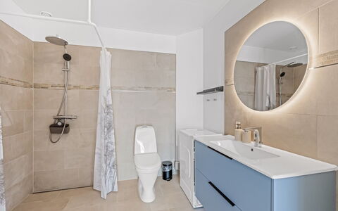 Apsolon - 50M to the Fjord: Pavimentazione, Pavimento, Idraulico Fixture, Interior Design, Mobiletto Del Bagno, Bagno, Idraulico, Specchio, Lavello, Rubinetto