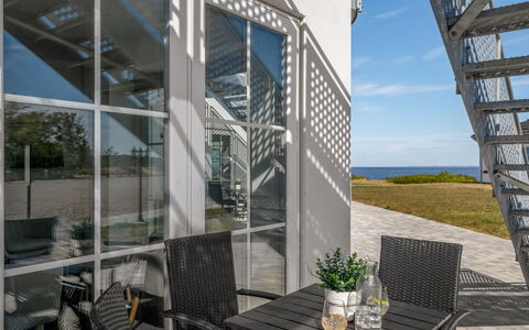 Apsolon - 50M to the Fjord: Materiale Composito, Metallo, Shade, Illuminazione Diurna, Bicchiere, Balcone, Alluminio, Mobili Da Esterno