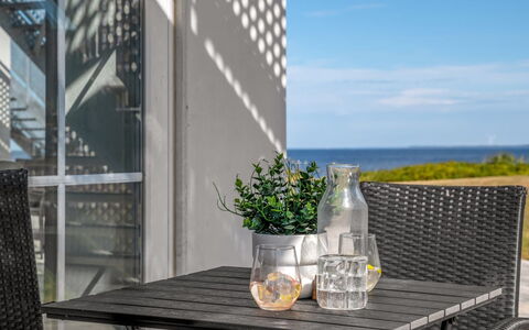 Apsolon - 50M to the Fjord: Mobilia, Sedia, Mobili Da Esterno, Tavolo, Tavolo Esterno, Cucina & Sala Da Pranzo Tavolo, Tavolino Da Caffè, Vaso Di Fiori, Balcone