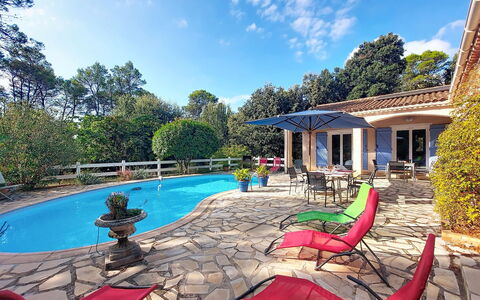 Moun Pantai: Piscina, Blu, Ricorrere, Mobili Da Esterno, Eco Hotel, Shade, Tempo Libero, Giochi D'Acqua, Giardino, Hacienda