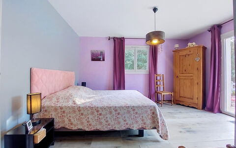 Moun Pantai: Mobilia, Interior Design, Parete, Camera Da Letto, Letto, Pavimento, Pavimentazione, Camera, Tessile, Casa