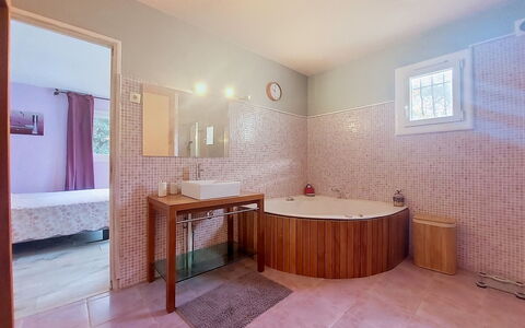 Moun Pantai: Pavimentazione, Interior Design, Idraulico Fixture, Pavimento, Vasca Da Bagno, Bagno, Soffitto, Idraulico, Illuminazione, Camera