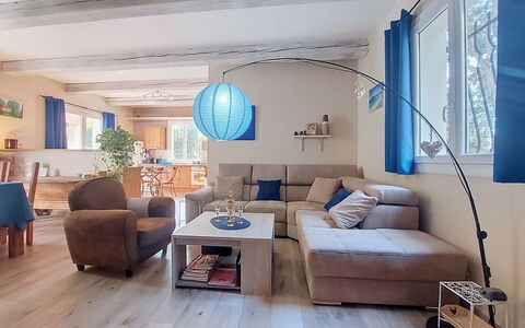 Moun Pantai: Mobilia, Interior Design, Divano, Pavimentazione, Pavimento, Soggiorno, Legna, Soffitto, Camera, Tavolo