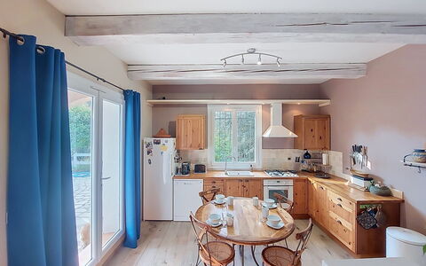 Moun Pantai: Mobilia, Interior Design, Pavimentazione, Cucina, Controsoffitto, Legna, Pavimento, Soffitto, Sedia, Camera