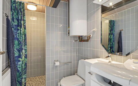 Kielo - 700M from the Sea: Bagno, Idraulico Fixture, Interior Design, Pavimentazione, Gabinetto, Lavandino Del Bagno, Toilet Seat, Lavello, Pavimento, Rubinetto