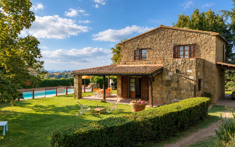 Ortale a Pitigliano with Pool: Villetta, Agriturismo, Giardino, Estate, Prato, Cortile, Villa, Landscaping, Backyard, Hacienda