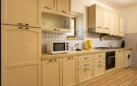 Ortale a Pitigliano with Pool: Cucina, Cabinetry, Controsoffitto, Pavimentazione, Interior Design, Elettrodomestico Da Cucina, Legna, Pavimento, Apparecchio Major, Credenza