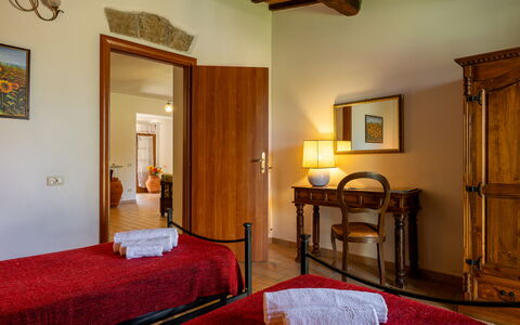 Ortale a Pitigliano with Pool: Mobilia, Parete, Interior Design, Pavimentazione, Legna, Letto, Camera Da Letto, Pavimento, Soffitto, Camera