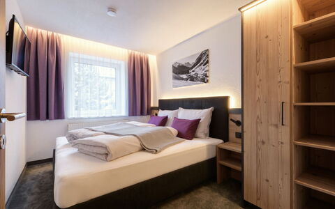 Augl'S Hof: Interior Design, Camera Da Letto, Letto, Camera, Appartamento, Telaio Del Letto, Suite, Soffitto, Bedding, Hotel