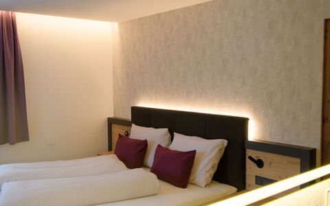 Augl'S Hof: Parete, Interior Design, Pavimentazione, Pavimento, Soffitto, Illuminazione, Camera Da Letto, Letto, Telaio Del Letto, Camera