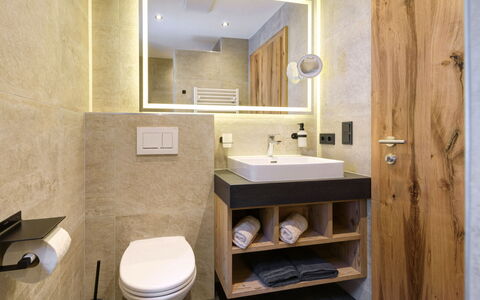 Augl'S Hof: Pavimentazione, Interior Design, Parete, Pavimento, Legna, Idraulico Fixture, Lavello, Lavandino Del Bagno, Bagno, Rubinetto
