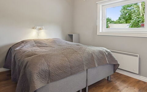 Elle: Letto, Camera Da Letto, Legna, Bedding, Lenzuolo, Soffitto, Interior Design, Pavimentazione, Pavimento, Telaio Del Letto