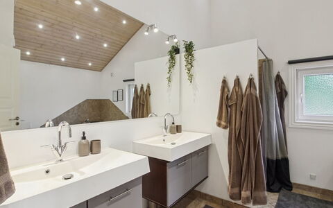 Elle: Interior Design, Pavimentazione, Parete, Pavimento, Soffitto, Legna, Idraulico Fixture, Mobiletto Del Bagno, Lavello, Lampada