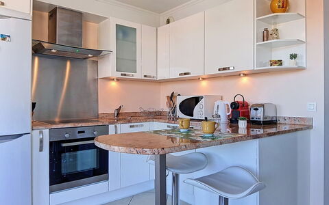 Le Royal Cap: Mobilia, Controsoffitto, Cucina, Elettrodomestico Da Cucina, Cabinetry, Interior Design, Apparecchio Major, Pavimentazione, Legna, Elettrodomestico