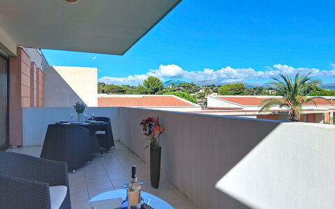 Le Royal Cap: Appartamento, Balcone, Shade, Mobili Da Esterno, Eco Hotel, Ricorrere, Villa, Hotel, Piscina