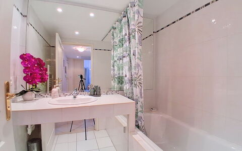 Le Royal Cap: Bagno, Idraulico Fixture, Interior Design, Pavimentazione, Pavimento, Rubinetto, Idraulico, Lavandino Del Bagno, Vasca Da Bagno, Piastrella