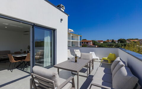 Level 4: Appartamento, Urban Design, Condominio, Balcone, Sedia, Mobili Da Esterno, Hotel, Attico, Alluminio