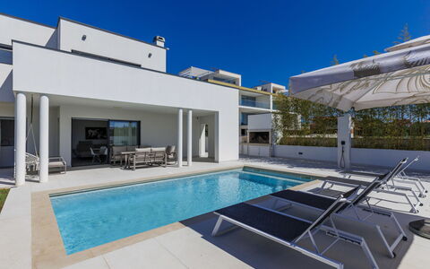 Level 4: Piscina, Architettura, Zona Residenziale, Casa, Materiale Composito, Appartamento, Shade, Estate, Calcestruzzo, Villa