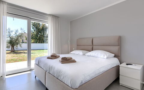 Level 4: Letto, Camera Da Letto, Mobilia, Lenzuolo, Bedding, Interior Design, Pavimentazione, Pavimento, Telaio Del Letto, Biancheria