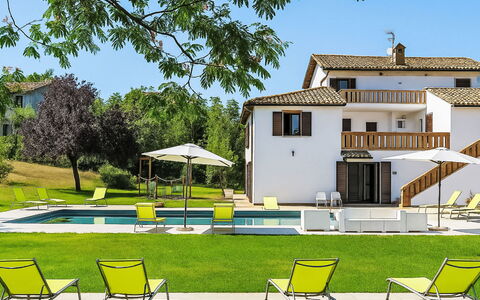 Villa Denise: Piscina, Mobili Da Esterno, Giardino, Mobilia, Ricorrere, Shade, Eco Hotel, Backyard, Tempo Libero, Sedia