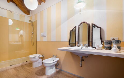Villa Mare, Bolgheri: Pavimentazione, Interior Design, Pavimento, Idraulico Fixture, Soffitto, Idraulico, Rubinetto, Bagno, Casa, Lavello
