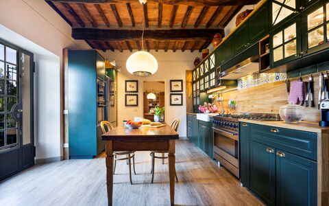 Villa Mare, Bolgheri: Mobilia, Interior Design, Pavimentazione, Cucina, Legna, Cabinetry, Controsoffitto, Soffitto, Pavimento, Pavimento In Legno