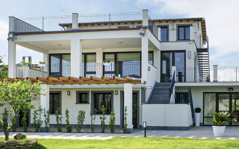 Casa Spassu: Casa, Zona Residenziale, Portico, Facciata, Casa, Balcone, Porta, Estate, Villa, Shade