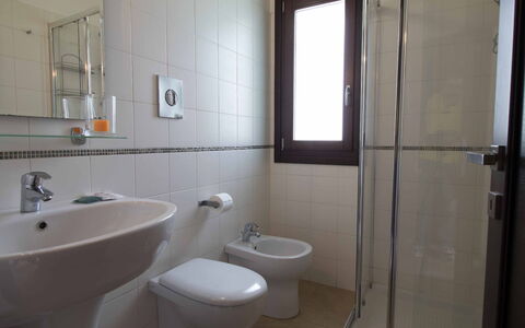 Casa Spassu: Pavimentazione, Interior Design, Idraulico Fixture, Pavimento, Bagno, Lavello, Lavandino Del Bagno, Camera, Rubinetto, Idraulico