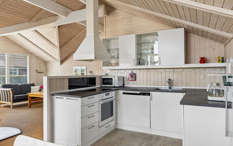 Aster - 100M from the Sea: Cucina, Legna, Soffitto, Interior Design, Pavimentazione, Controsoffitto, Mobilia, Cabinetry, Pavimento, Apparecchio Major