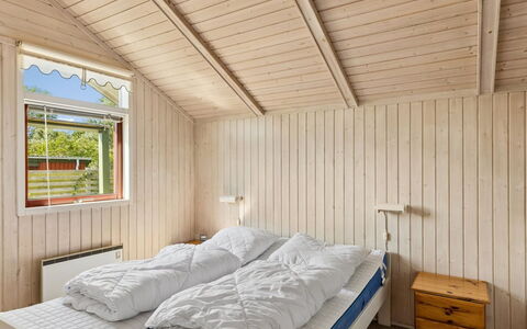 Aster - 100M from the Sea: Legna, Soffitto, Camera Da Letto, Pavimentazione, Interior Design, Pavimento, Letto, Camera, Latifoglie, Color Legno
