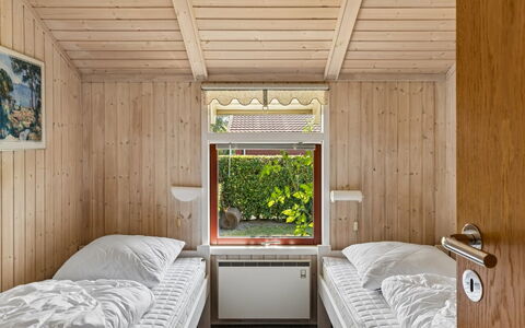 Aster - 100M from the Sea: Camera Da Letto, Legna, Letto, Interior Design, Soffitto, Mobilia, Lenzuolo, Pavimento, Bedding, Pavimentazione