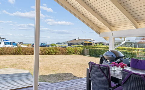 Aster - 100M from the Sea: Tetto, Architettura, Casa, Porta, Portico, Shade, Deck, Estate, Villetta, Latifoglie