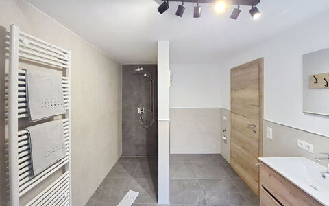 Sophia: Pavimentazione, Parete, Interior Design, Pavimento, Soffitto, Idraulico Fixture, Bagno, Rubinetto, Camera, Lampada