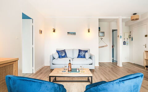 L'Emerillon: Mobilia, Interior Design, Pavimentazione, Legna, Pavimento, Divano, Soffitto, Appartamento, Camera, Soggiorno