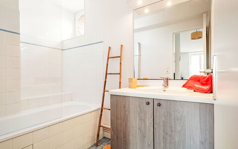 L'Emerillon: Pavimentazione, Interior Design, Pavimento, Bagno, Idraulico Fixture, Idraulico, Vasca Da Bagno, Piastrella, Rubinetto, Mobiletto Del Bagno