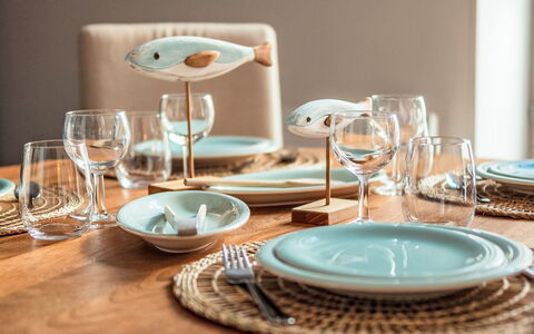 L'Emerillon: Tavola, Serveware, Dishware, Cibo, Piatto, Bicchieri, Tavolo, Porcellana